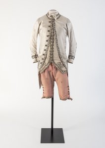 Manteau en satin de soie crème brodé et culottes en soie rose pour homme, 1780s